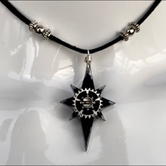 Black resin North Star steam punk wheel necklace - Picture 9 of 14